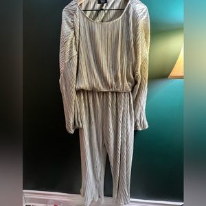 Vici:Kiyara shimmer plisse top & pocketed high rise shimmer plisse pants